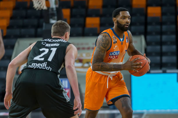 他定期进行 他定期进行